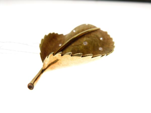 Diamond set leaf brooch, tagged '18k Italy', randomly set with nine brilliant cuts totalling - Image 3 of 5