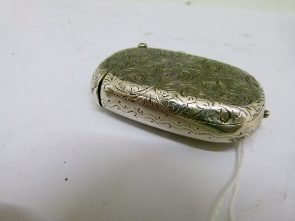 Victorian silver vesta case with integral stamp and sovereign holder, having allover engraved floral - Image 5 of 8