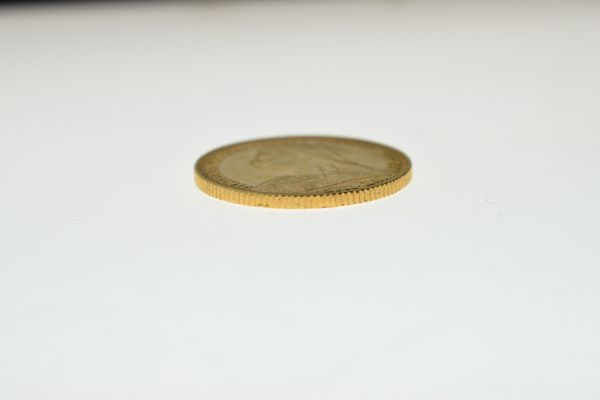 Gold Coin - Victorian sovereign 1900, old head Condition: Surface wear and scratching - If you - Image 4 of 4