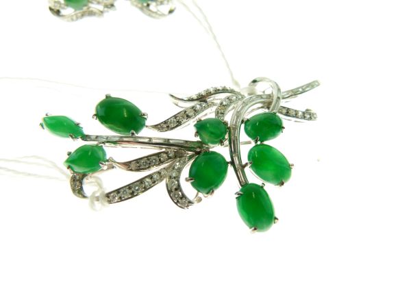 Jade and diamond brooch and earring set, the spray brooch set with eight jade cabochons and set with - Image 3 of 6