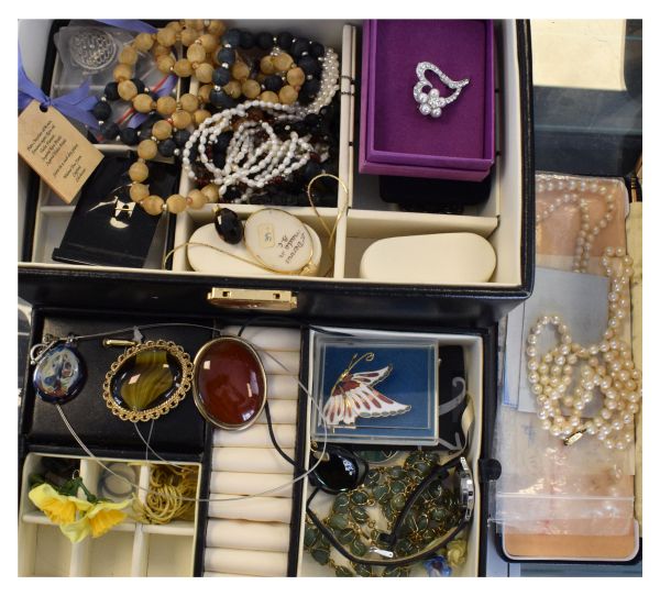 Jewellery case containing a good selection of dress and costume jewellery