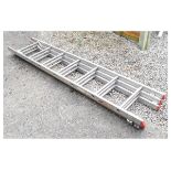 Aluminium extending ladder