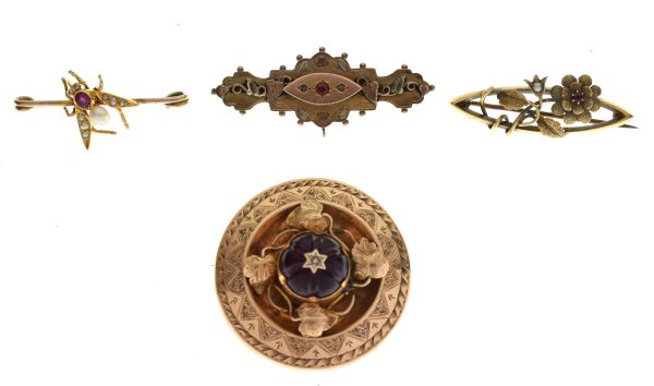 Four assorted gold and yellow metal bar brooches comprising: 15ct flowerhead brooch on navette-