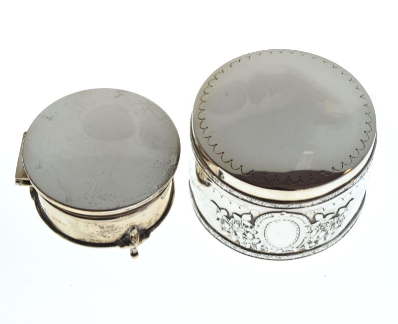 Victorian silver circular box with cover, Birmingham 1899, together with a George V silver