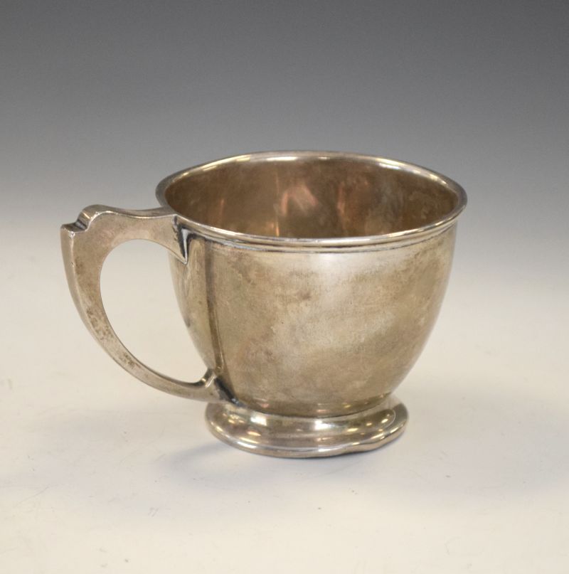 George V silver Art Deco style cup, Birmingham 1928, 6.5cm high, 2.8toz approx