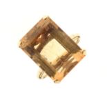 Yellow metal dress ring set large citrine-coloured stone of faceted rectangular design, 18mm largest