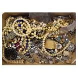 Selection of assorted dress, costume, and fashion jewellery etc