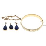 Yellow metal bracelet stamped 375, together with a yellow metal and lapis lazuli tear drop pendant