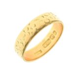 18ct gold wedding band, size Q, 5.3g approx