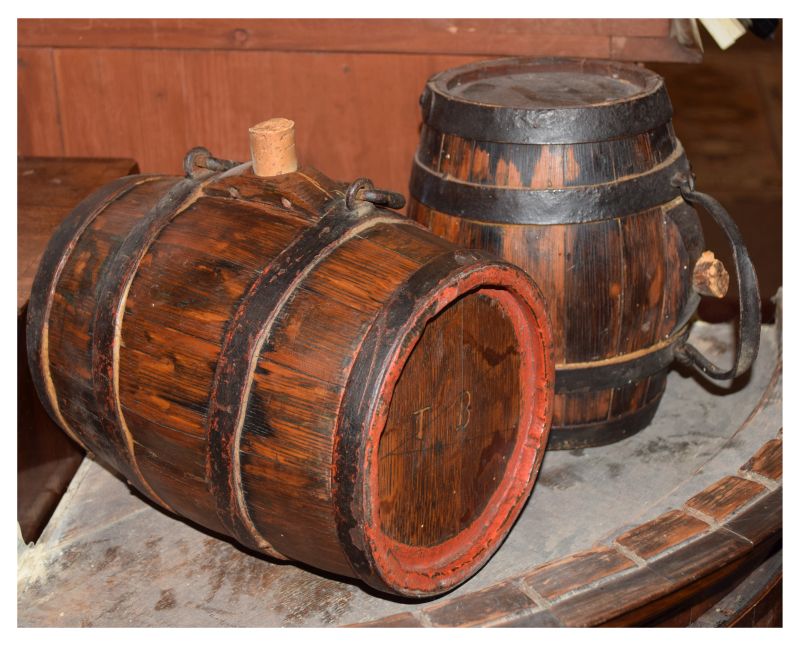 Two firkins, the largest measuring 24.5cm high