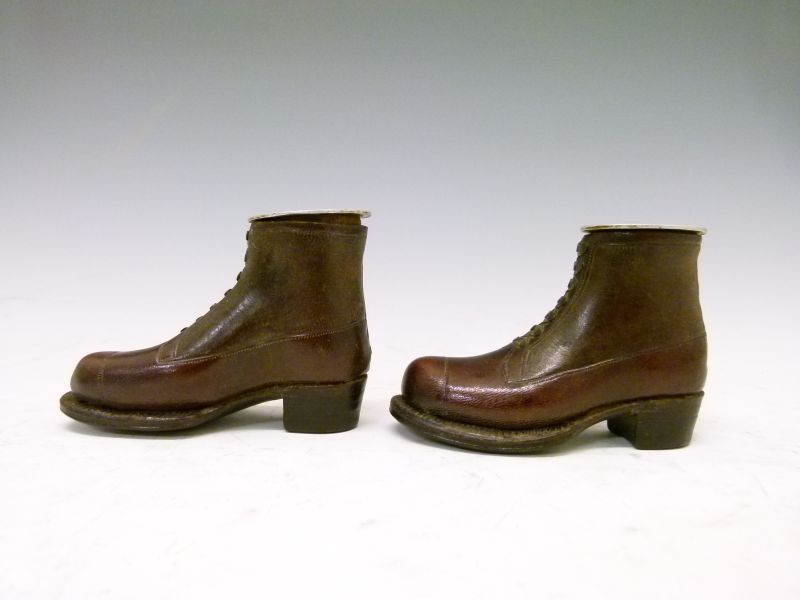 Pair of World War I prisoner-of-war novelty snuff boxes, in the form of leather boots, the oval - Image 3 of 8