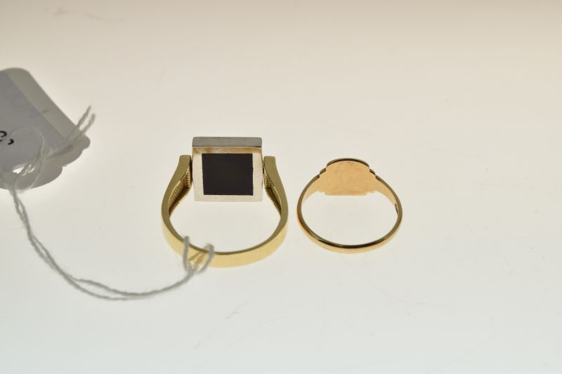 Swivel Masonic ring, stamped '14k', the swivel head with set square and compass enclosing a letter - Image 5 of 6