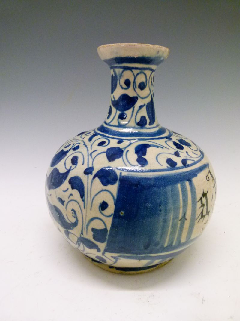 19th Century Italian baluster maiolica drug or apothecary bottle having blue and white painted - Image 4 of 7
