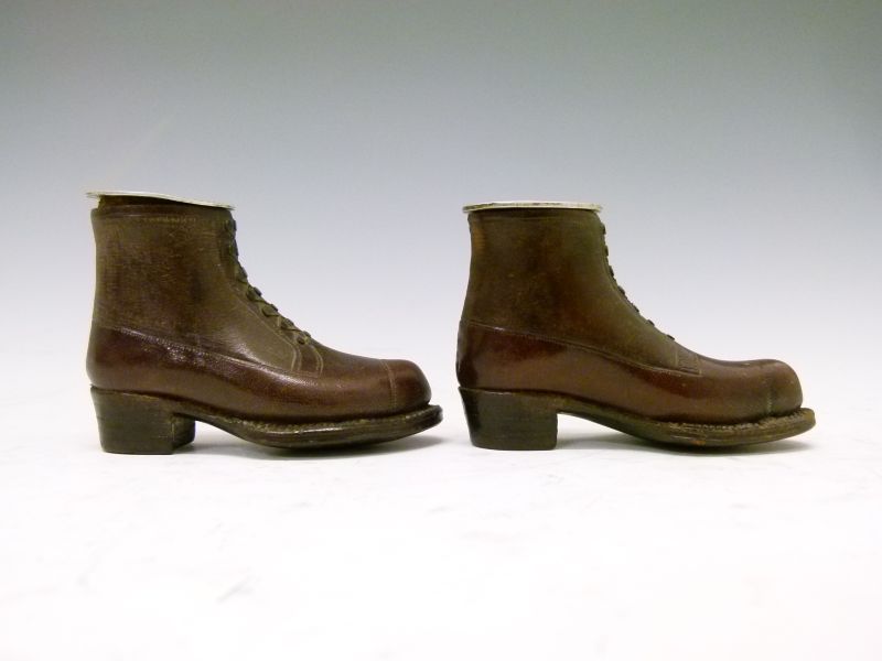 Pair of World War I prisoner-of-war novelty snuff boxes, in the form of leather boots, the oval - Image 4 of 8
