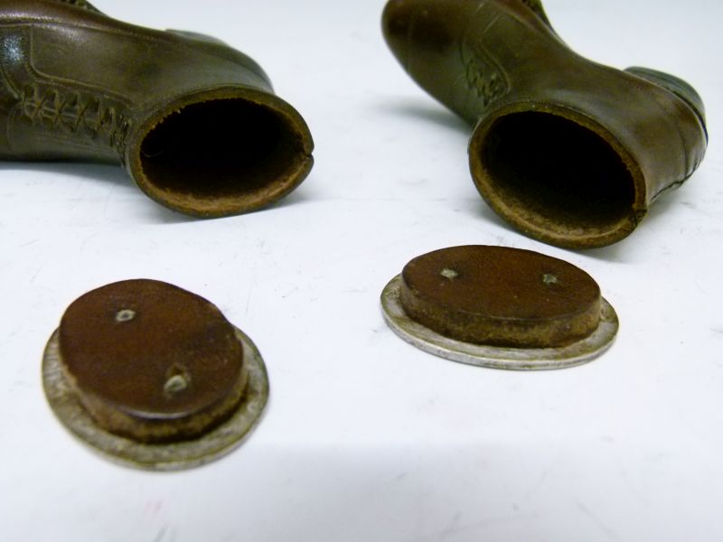 Pair of World War I prisoner-of-war novelty snuff boxes, in the form of leather boots, the oval - Image 8 of 8