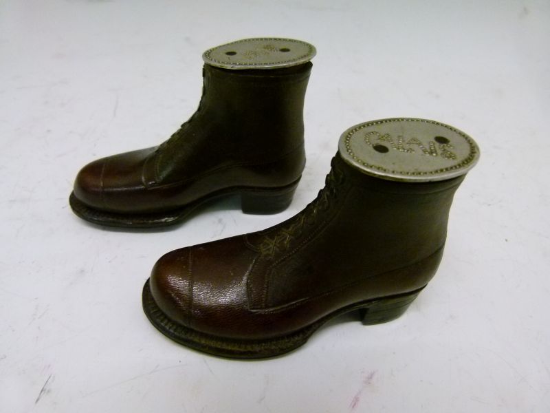 Pair of World War I prisoner-of-war novelty snuff boxes, in the form of leather boots, the oval - Image 2 of 8