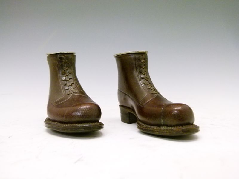 Pair of World War I prisoner-of-war novelty snuff boxes, in the form of leather boots, the oval - Image 6 of 8