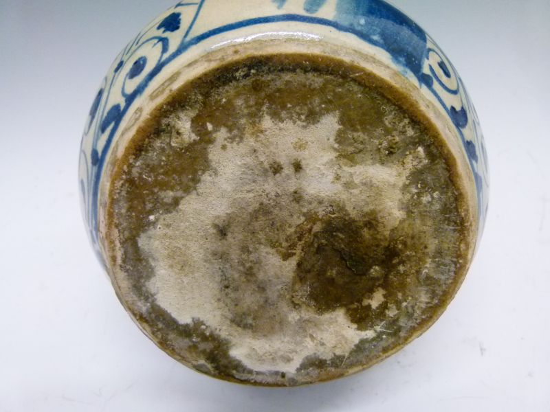 19th Century Italian baluster maiolica drug or apothecary bottle having blue and white painted - Image 6 of 7