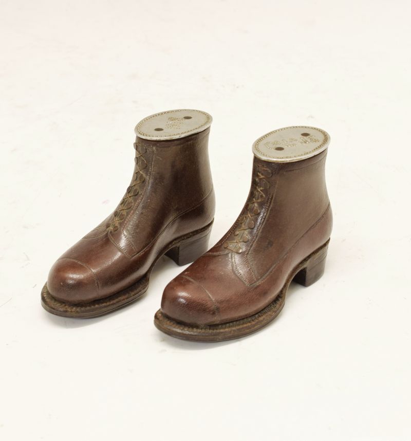 Pair of World War I prisoner-of-war novelty snuff boxes, in the form of leather boots, the oval