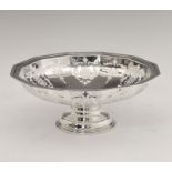 George V silver pedestal basket, of dodecagonal form with pierced classical decoration, on a stepped