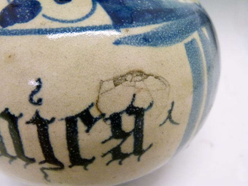 19th Century Italian baluster maiolica drug or apothecary bottle having blue and white painted - Image 7 of 7