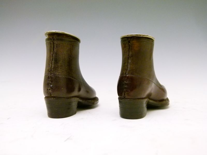 Pair of World War I prisoner-of-war novelty snuff boxes, in the form of leather boots, the oval - Image 5 of 8