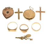 Assorted 9ct gold, yellow metal and other jewellery to include; 9ct gold wedding band and signet