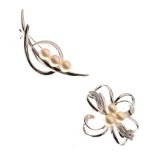 Two Japanese cultured pearl and white metal brooches, each set three pearls, each in box of Asahi