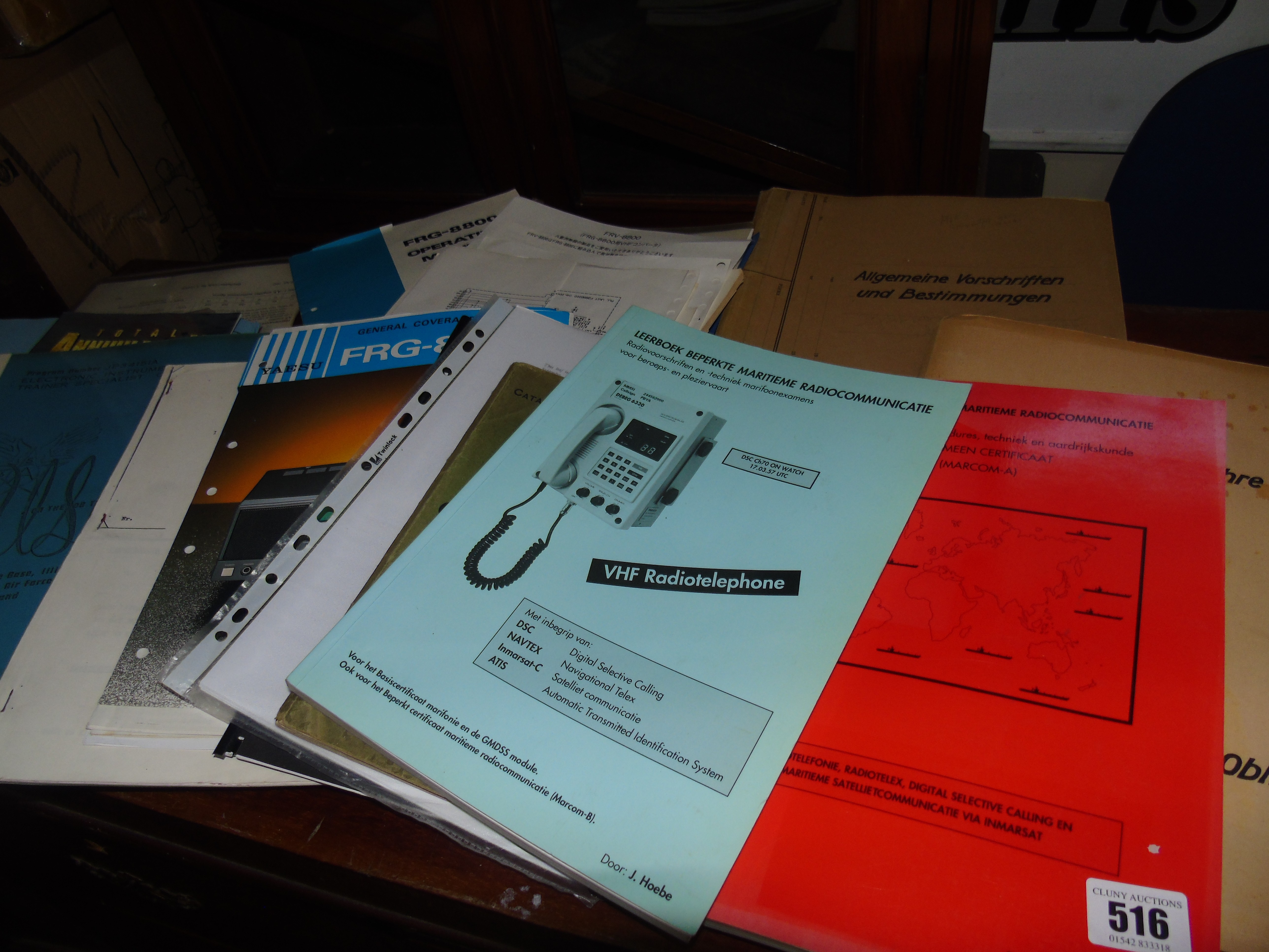 ASSORTED ELECTRONIC & TECHNICAL MANUALS AND BOOKS EST[£10-£20}