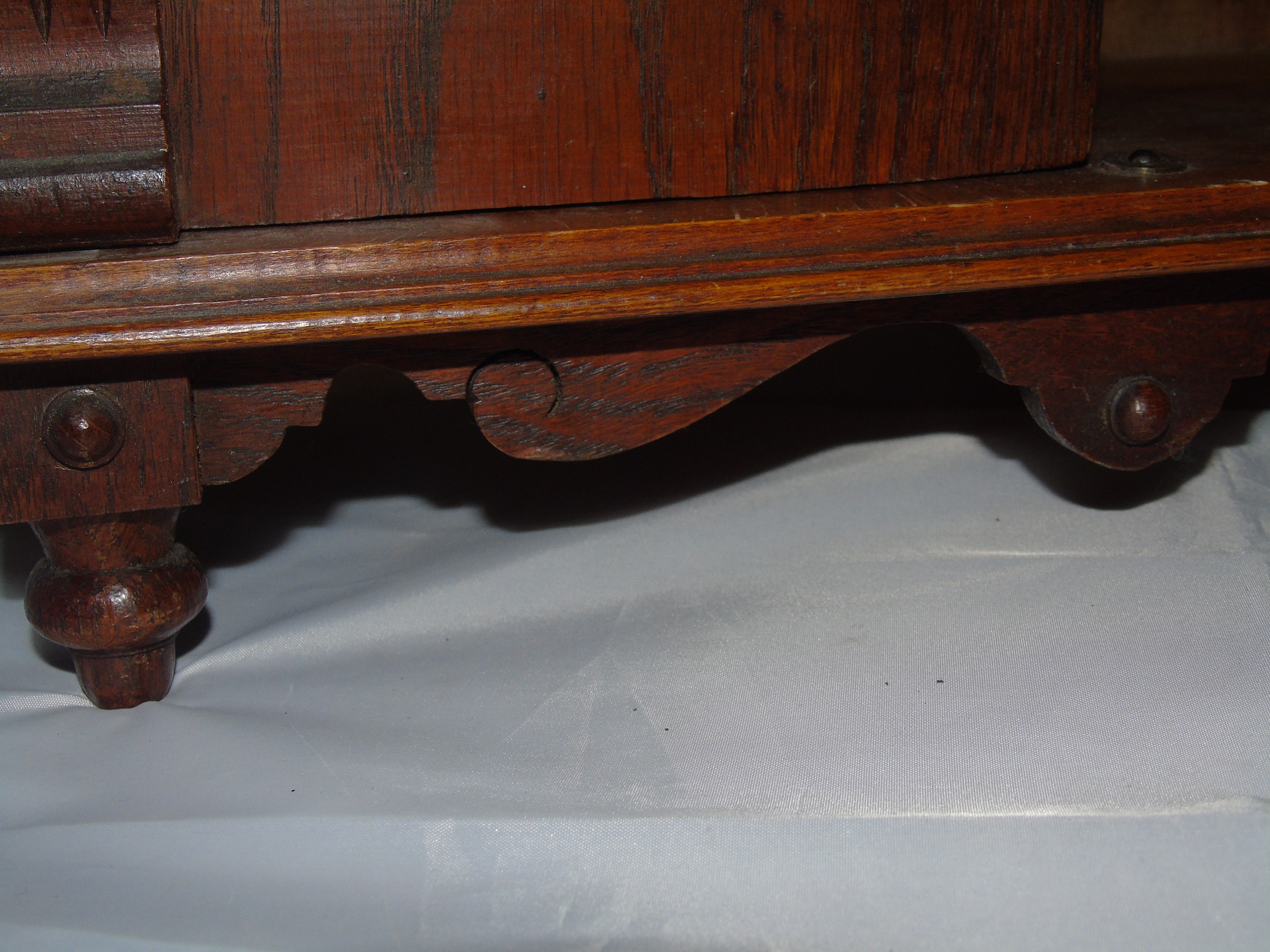 SMALL CARVED OAK EUROPEAN STYLE BIJOUTERIE CABINET EST[£50-£90] - Image 3 of 6