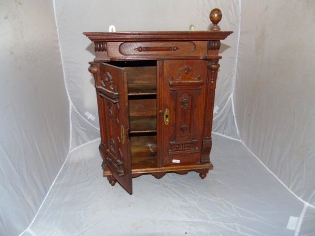 SMALL CARVED OAK EUROPEAN STYLE BIJOUTERIE CABINET EST[£50-£90]