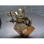 MODEL FUEL POWERED ENGINE 13CM TALL ON A WOODEN PLINTH EST[£40-£60]