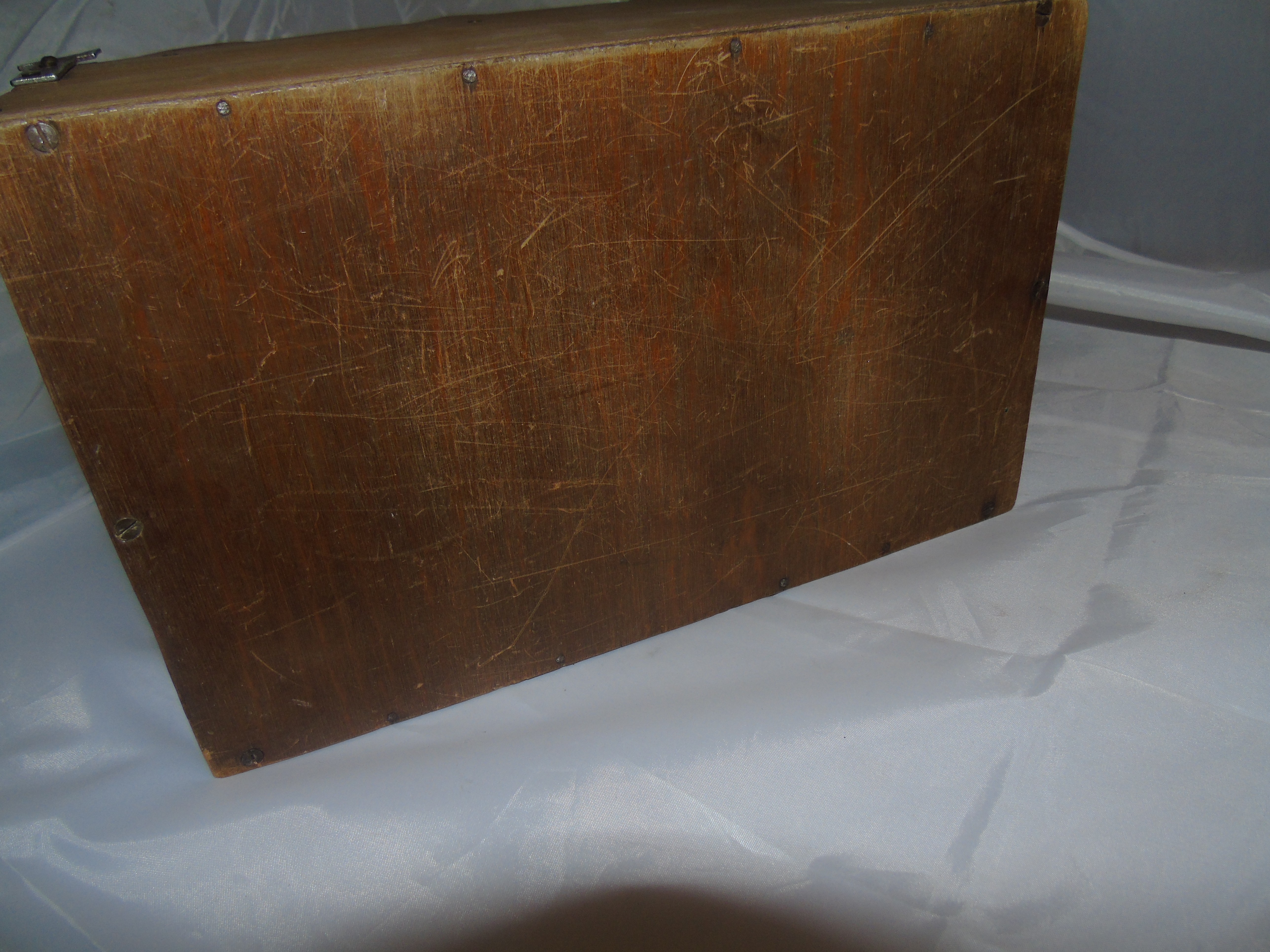 OLIVE WOOD WALL MOUNTED GLOVE BOX HANDSCHPENEN & OTHER INCISED DECORATION EST [£20-£40] - Image 6 of 6