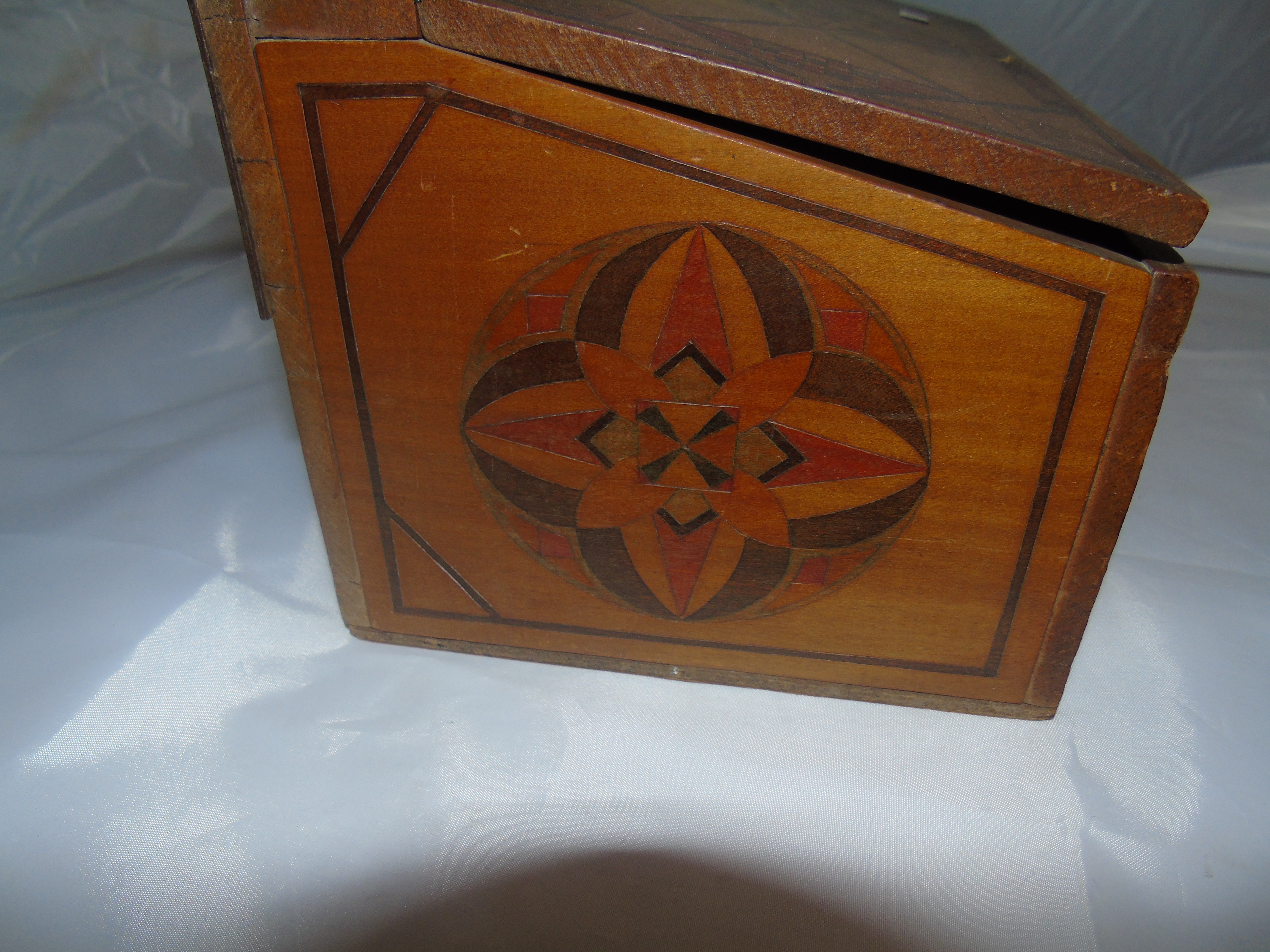 OLIVE WOOD WALL MOUNTED GLOVE BOX HANDSCHPENEN & OTHER INCISED DECORATION EST [£20-£40] - Image 4 of 6