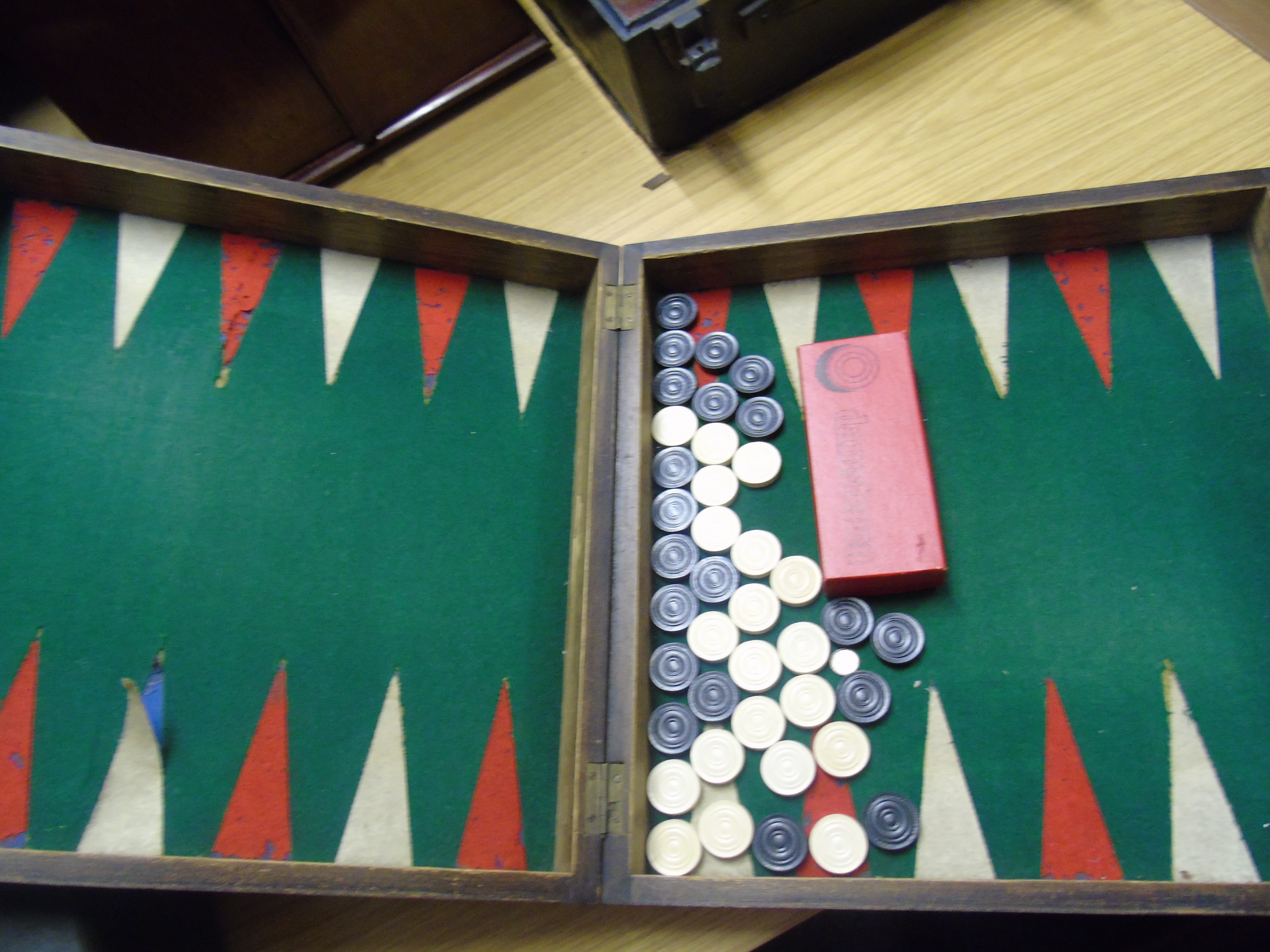 BOXED BACKGAMMON SET WITH A CHESS BOARD TOP [ ] - Image 5 of 5