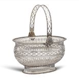 Pierced silver basket, with handle London, 1908 weight 466 gr.