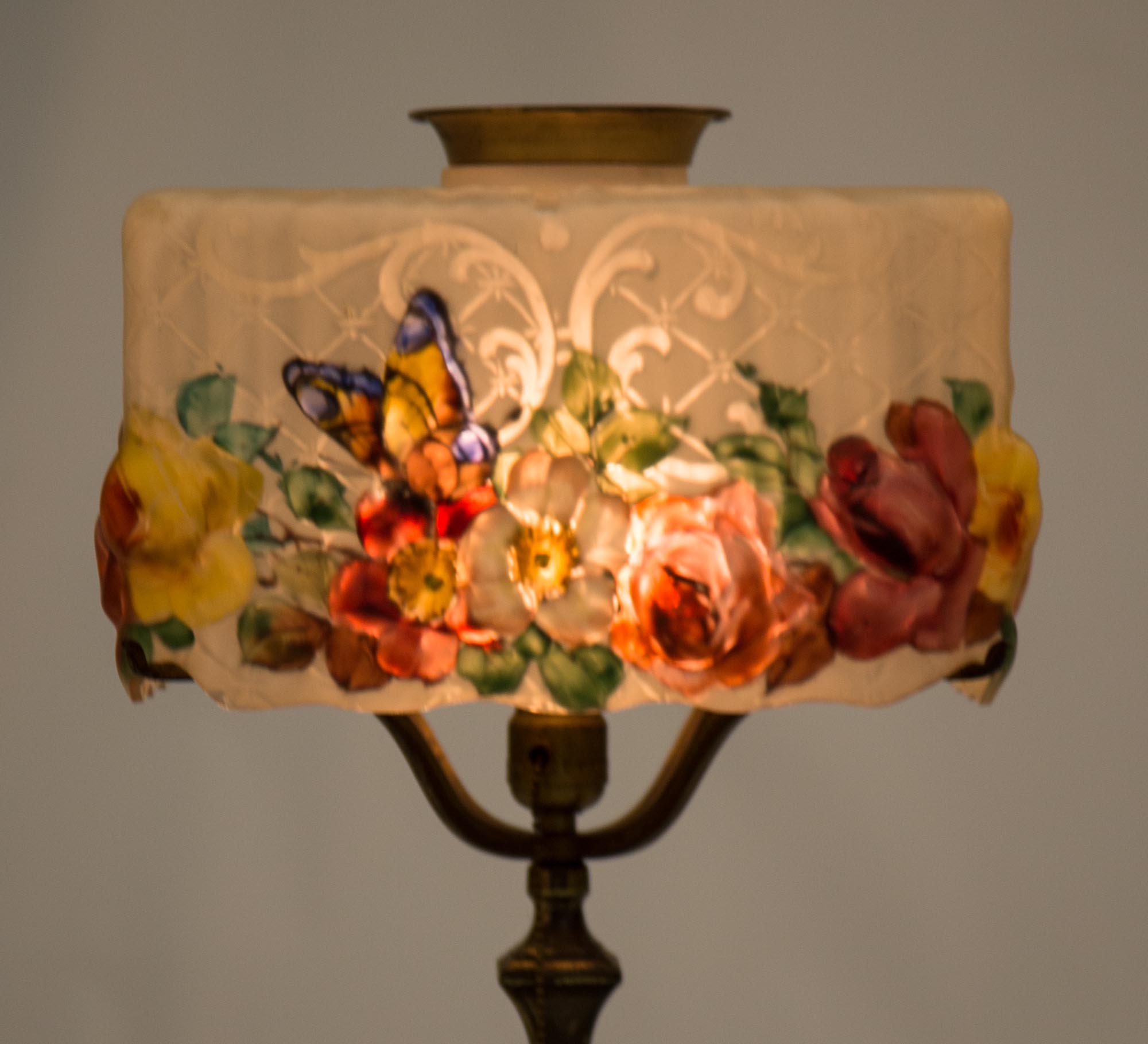 Pairpoint Puffy Rose & Butterfly Decorated Lamp with Square Shade. Early 20th century. Base has