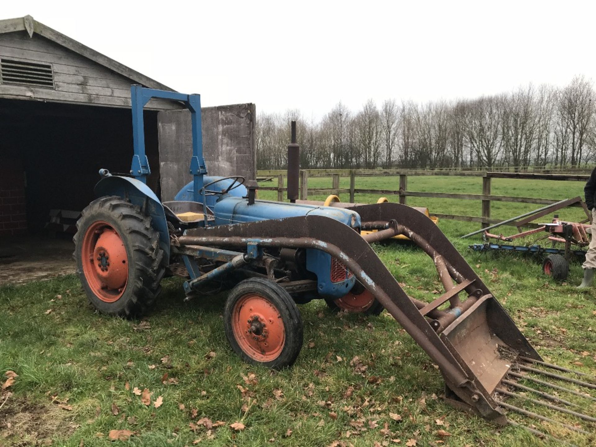 Fordson Dexta with fore end loader, 2360 AH, Roll bar, PTO, Rear Tyres Matis R / Vredestein 11. - Image 4 of 7