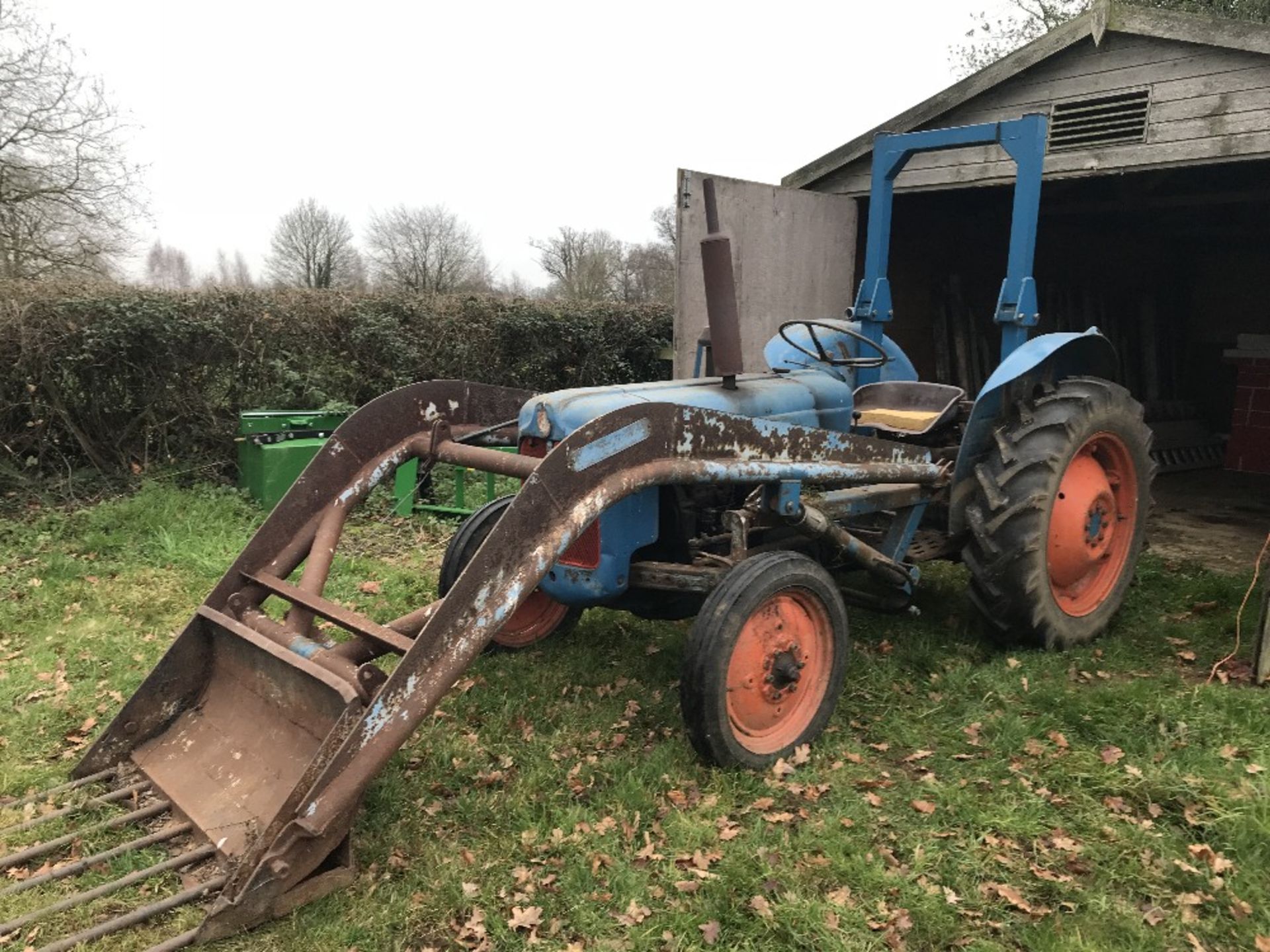 Fordson Dexta with fore end loader, 2360 AH, Roll bar, PTO, Rear Tyres Matis R / Vredestein 11.
