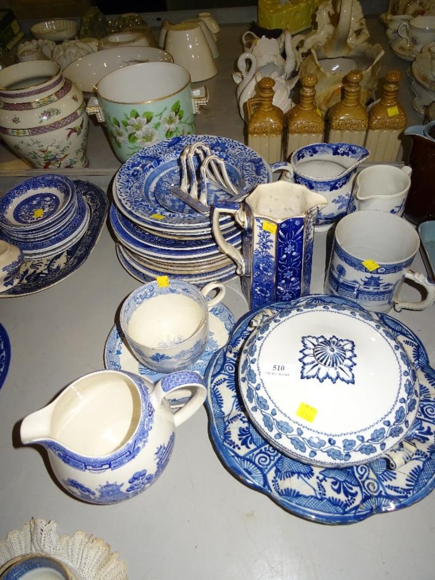 QUANTITY OF VARIOUS WILLOW PATTRN CHINA PLATES,