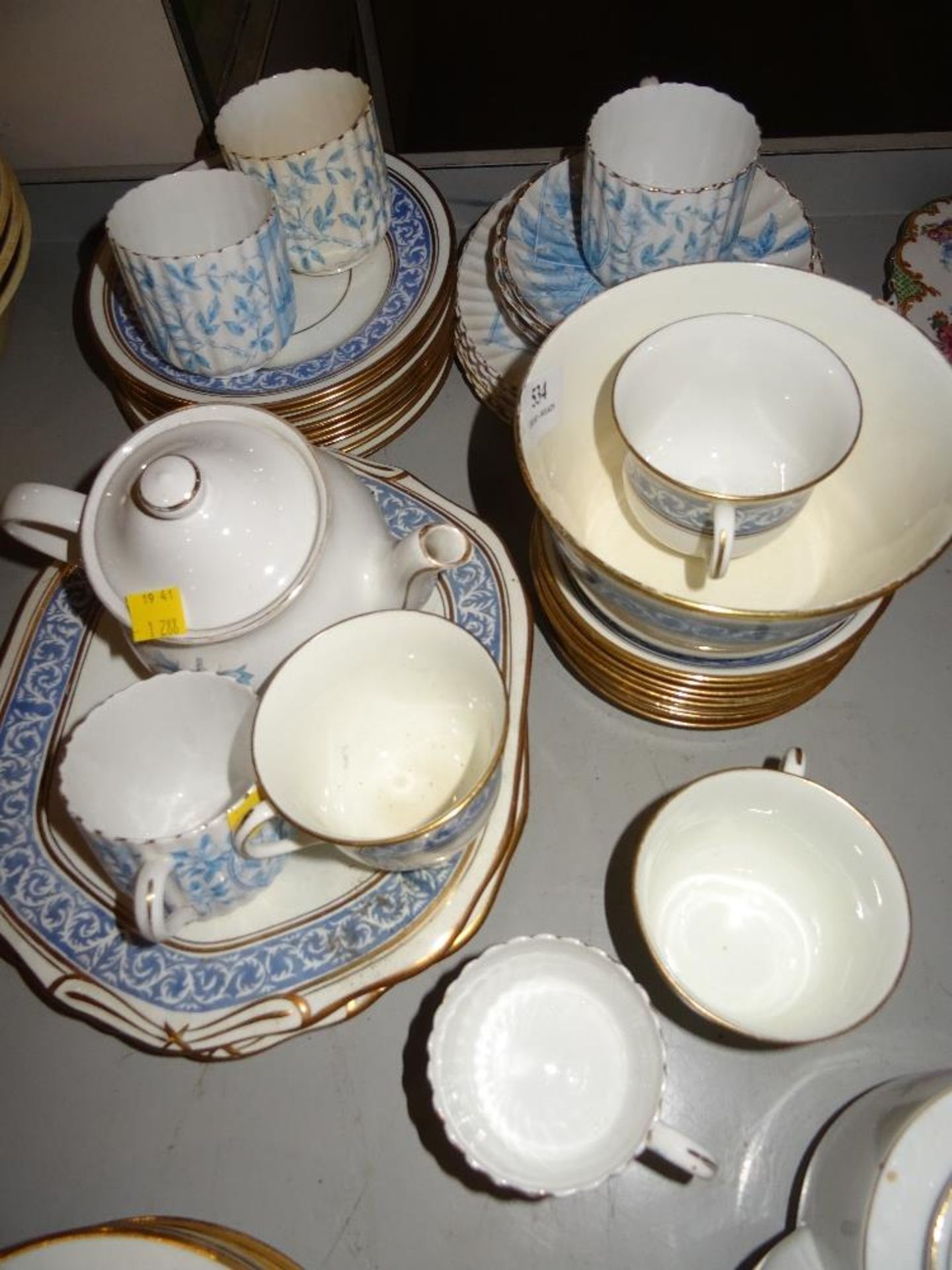 QUANTITY OF BLUE AND WHITE MORRIS CROWN CHELSEA CUPS AND SAUCERS AND OTHER BLUE AND WHITE CUPS AND