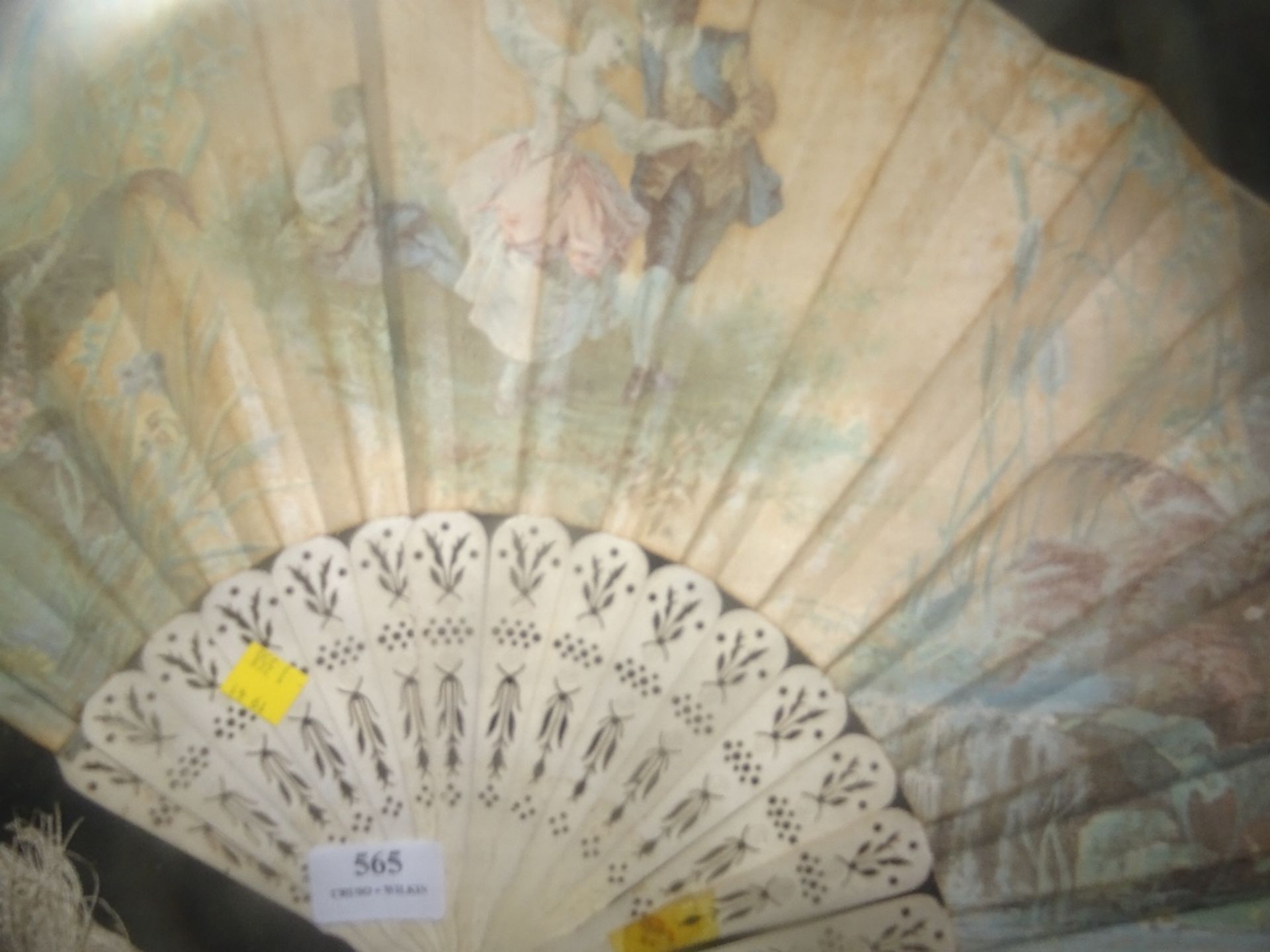 VICTORIAN FAN DEPICTING LOVING SCENE