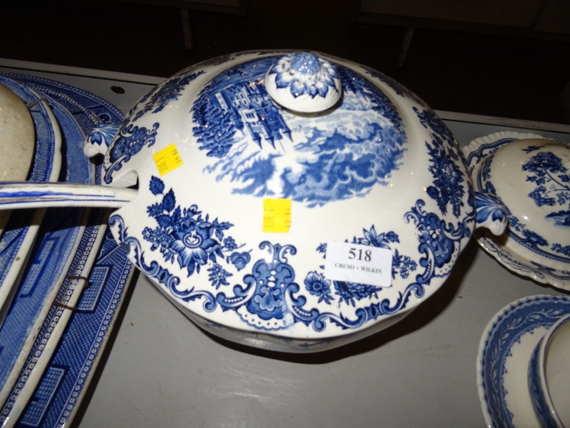 WEDGEWOOD ROYAL HOMES OF BRITAIN SOUP TUREEN WITH LID AND LADLE DEPICTING BUCKING PALACE