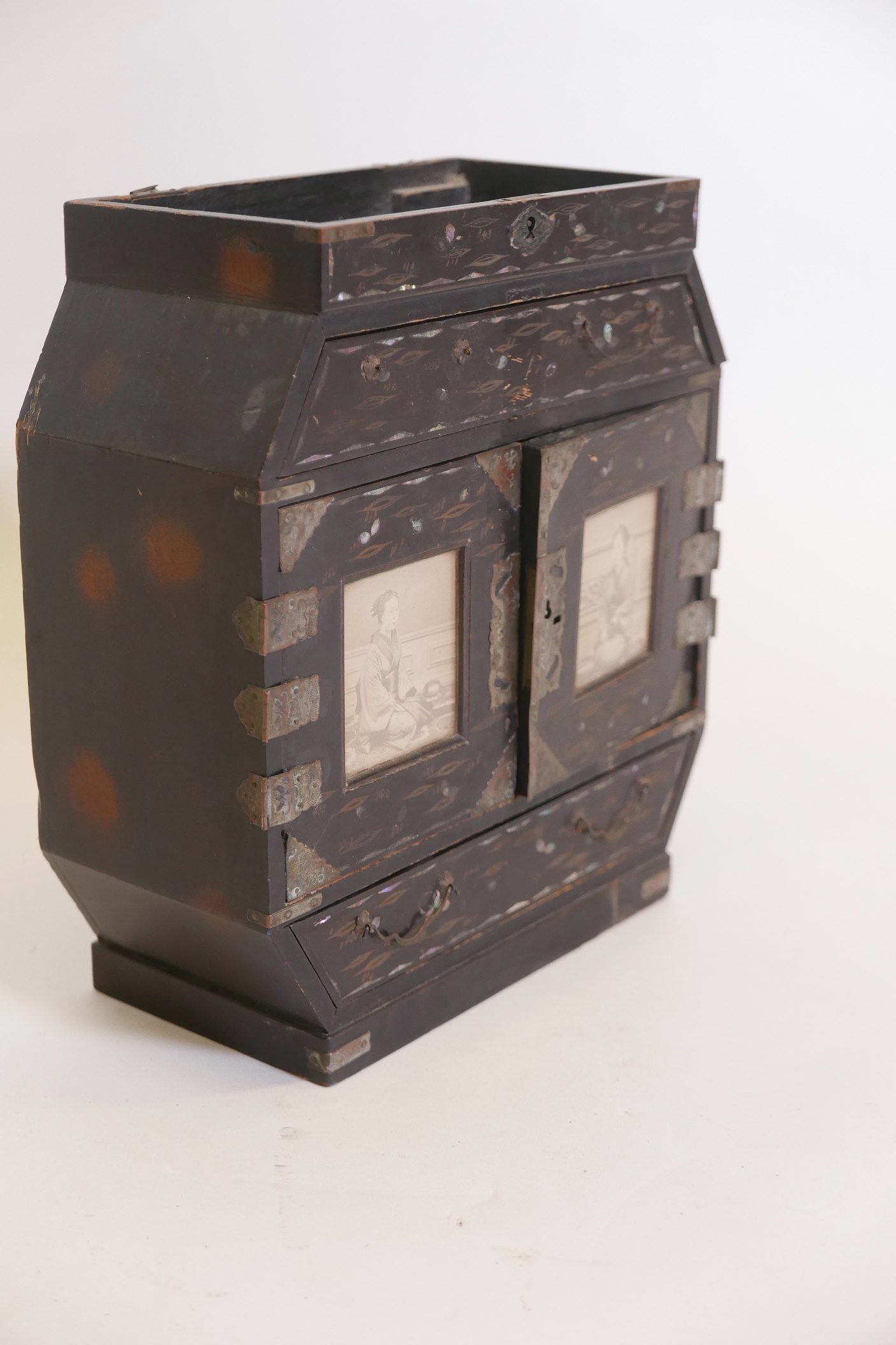 A Meiji lacquered table cabinet with gilt and mother of pearl inlaid decoration and metal mounts, - Image 4 of 5