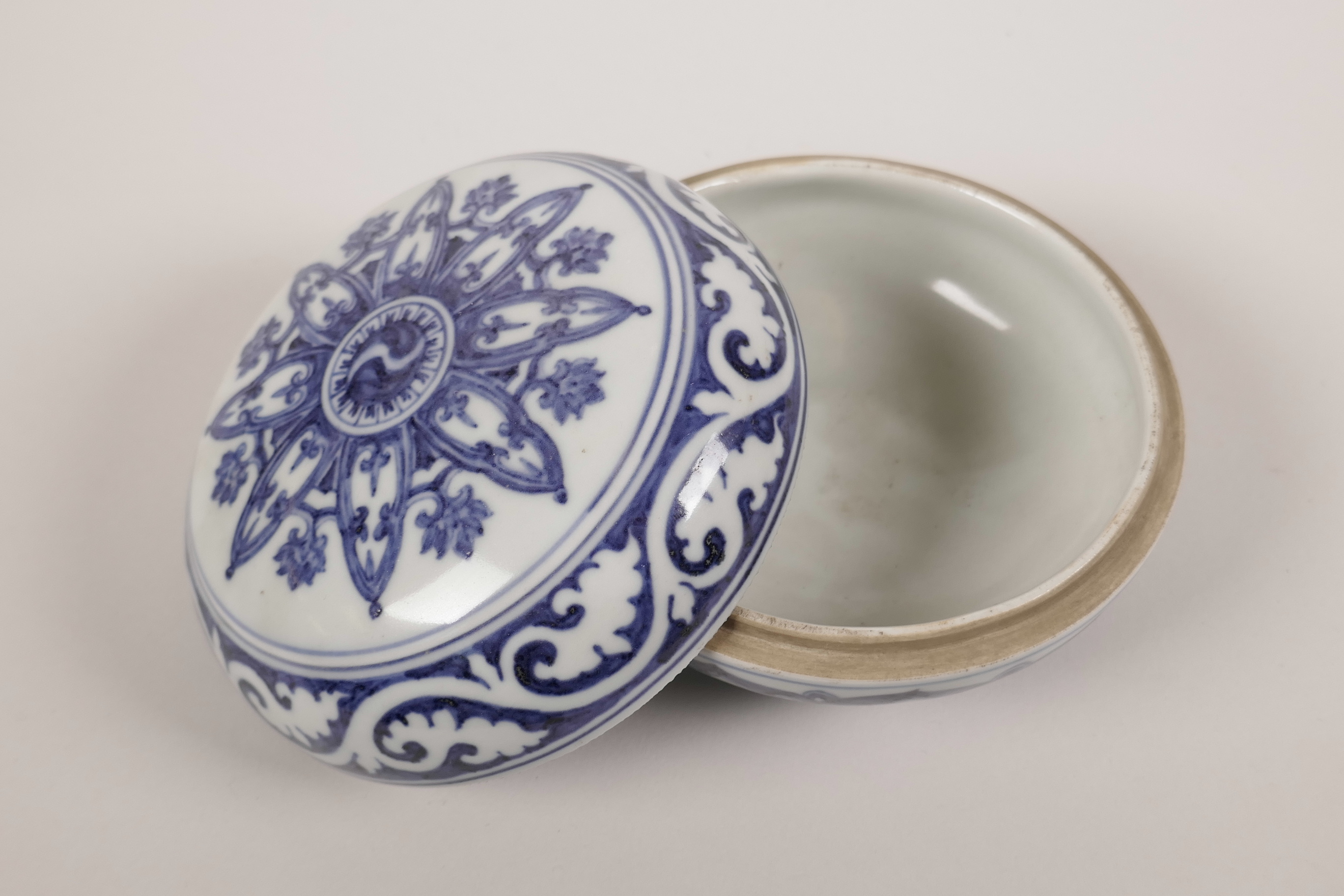 A Chinese blue and white porcelain box and cover with Yin Yang decoration, 6 character mark to base, - Image 3 of 4