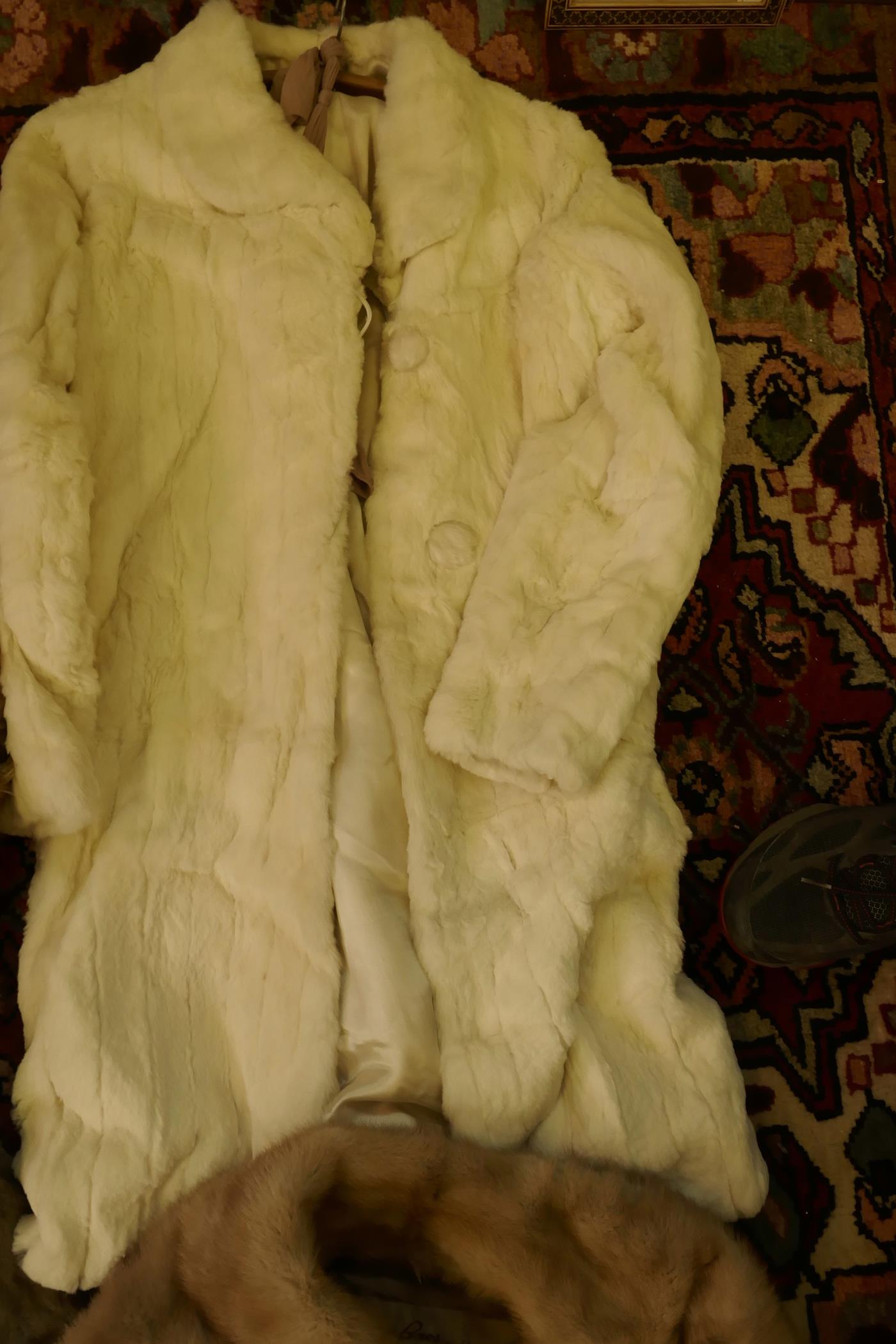A fox fur jacket, together with a short fur jacket by Ritter Bros, New York, a grey fur jacket and a - Image 3 of 5