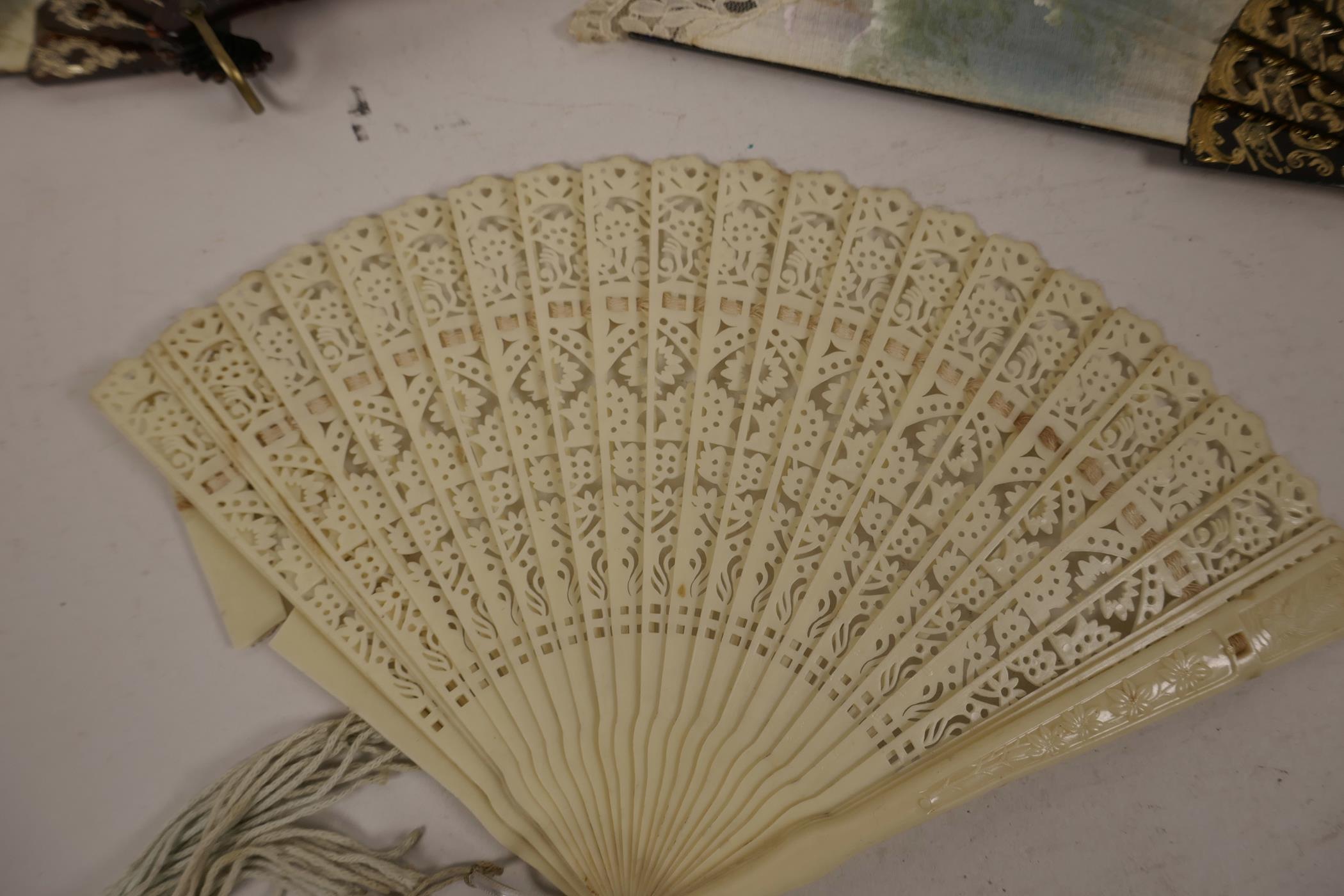 A faux tortoiseshell painted lace fan, the blade with gilt embellishments, 9½" long, a similar - Image 5 of 5