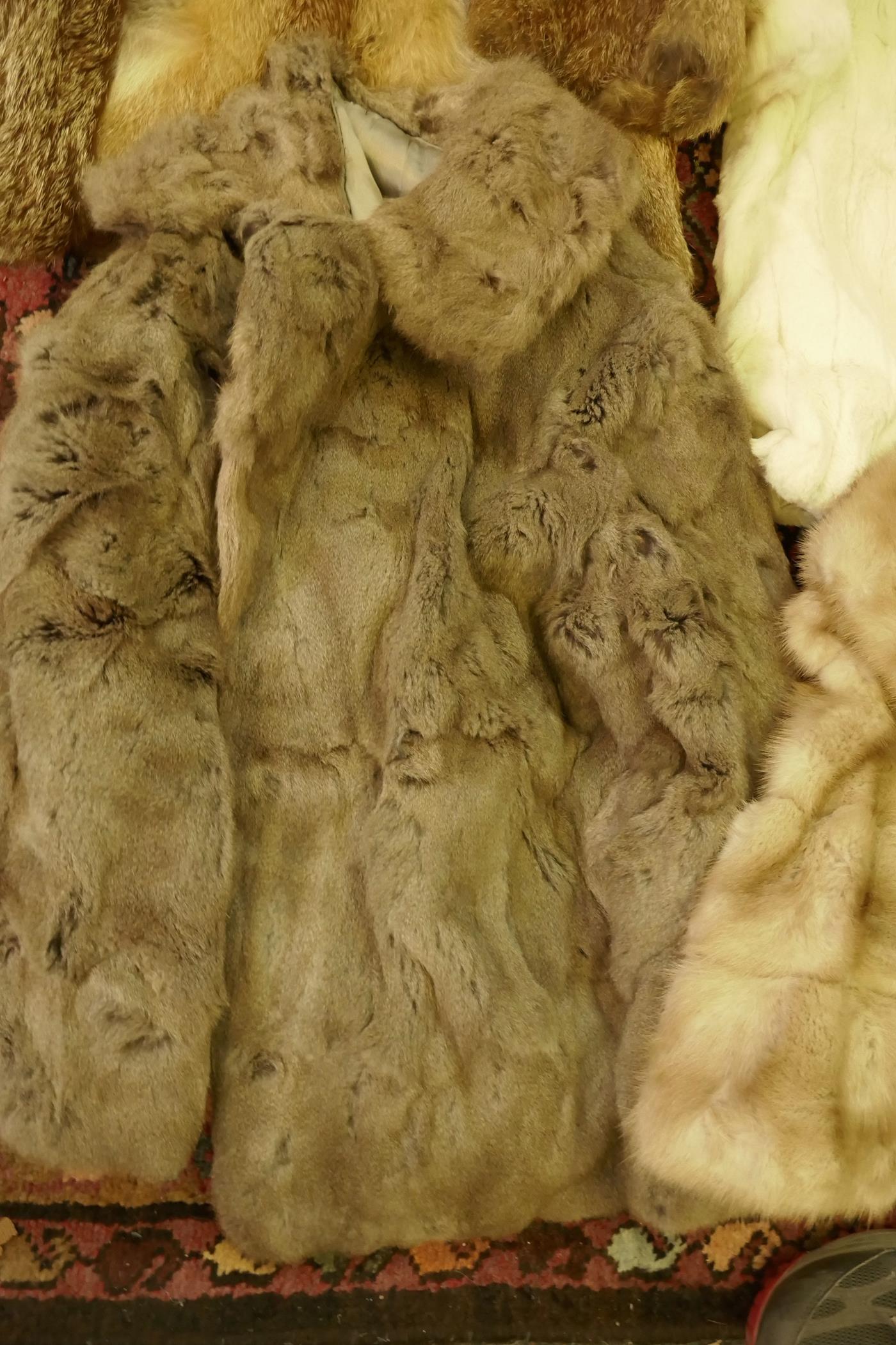 A fox fur jacket, together with a short fur jacket by Ritter Bros, New York, a grey fur jacket and a - Image 5 of 5