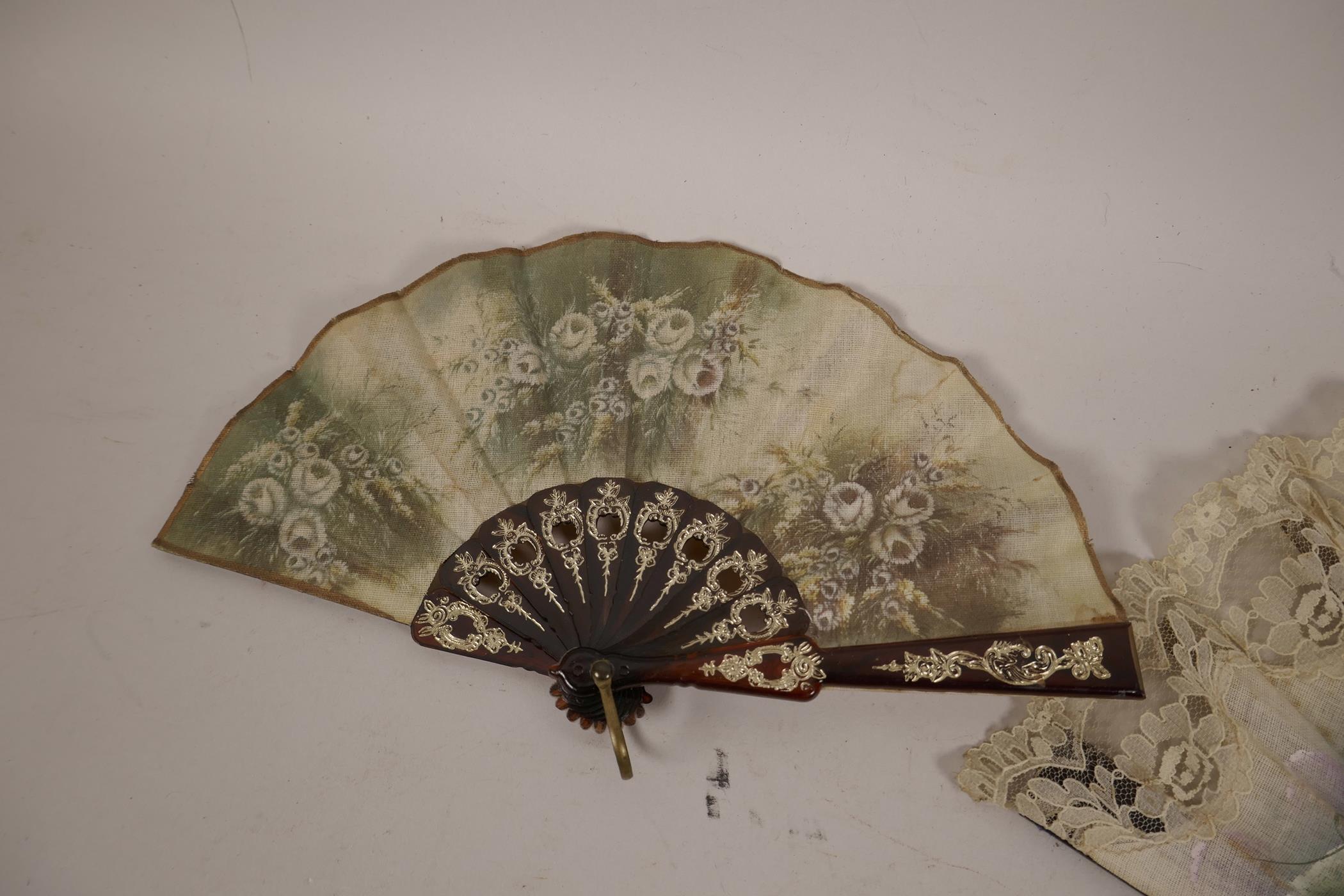 A faux tortoiseshell painted lace fan, the blade with gilt embellishments, 9½" long, a similar - Image 3 of 5