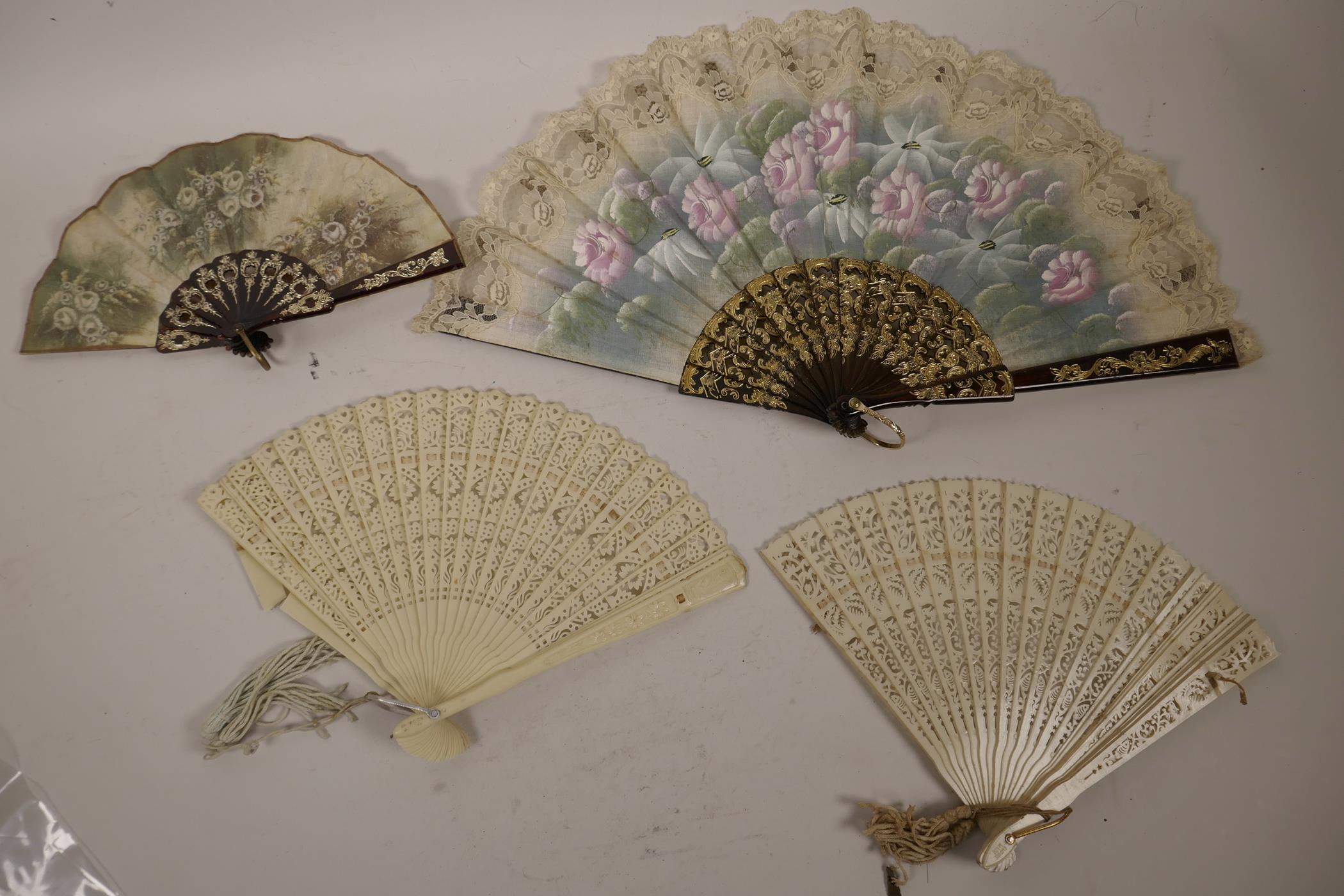 A faux tortoiseshell painted lace fan, the blade with gilt embellishments, 9½" long, a similar